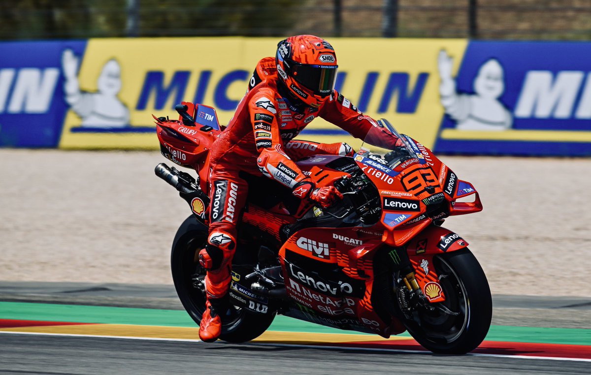 Alberto Cercós (@albertocercos) on Twitter photo • Ocho ‘sprints’ en 2025.
• Siete victorias.
• Una P2.
Lo de Marc Márquez en las ‘sprints’ es de auténtico loco. Soberbio. #AragonGP
🥇🇹🇭 Tailandia.
🥇🇦🇷 Argentina.
🥇🇺🇸 Austin.
🥇🇶🇦 Qatar.
🥇🇪🇸 Jerez.
🥇🇫🇷 Le Mans.
🥈🇬🇧 Silverstone.
🥇🇪🇸 Aragón.
Líder. 🐐
<a href="/eldesmarque/">ElDesmarque</a> • Ocho ‘sprints’ en 2025.
• Siete victorias.
• Una P2.
Lo de Marc Márquez en las ‘sprints’ es de auténtico loco. Soberbio. #AragonGP
🥇🇹🇭 Tailandia.
🥇🇦🇷 Argentina.
🥇🇺🇸 Austin.
🥇🇶🇦 Qatar.
🥇🇪🇸 Jerez.
🥇🇫🇷 Le Mans.
🥈🇬🇧 Silverstone.
🥇🇪🇸 Aragón.
Líder. 🐐
<a href="/eldesmarque/">ElDesmarque</a>