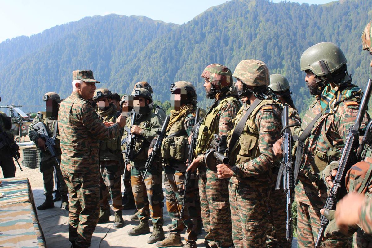 RisingStarCorps's tweet photo. #IndianArmy
#StrongandCapable

GOC Rising Star Corps assessed the Operational Preparedness of units deployed in Bani and Machedi Sector, #Kathua. He commended all ranks for their dedication and professionalism.

@prodefencejammu
@westerncomd_IA
@adgpi https://t.co/32HgIi7fNq
