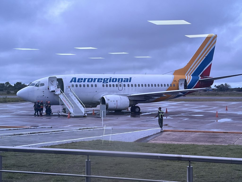 Este es el avión que llevará a Bolivia 🇧🇴 de regreso a Santa Cruz. 

Finalmente su salida está para las 11:00 am, 12 horas después de lo que tenían planificado.