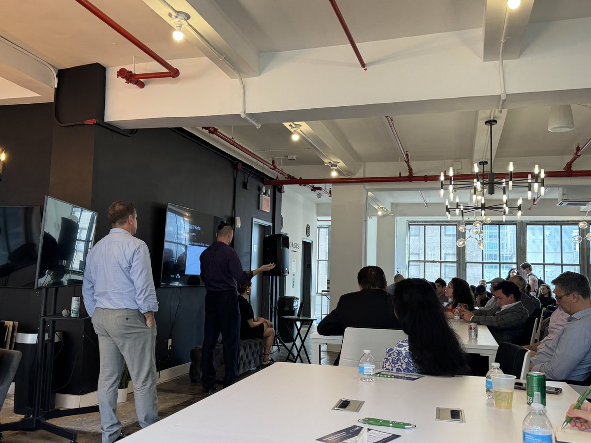 kevinchenNYC's tweet image. Very excited about #AI for trading stocks at the #NYFintechweek #NYTechWeek #NYTech