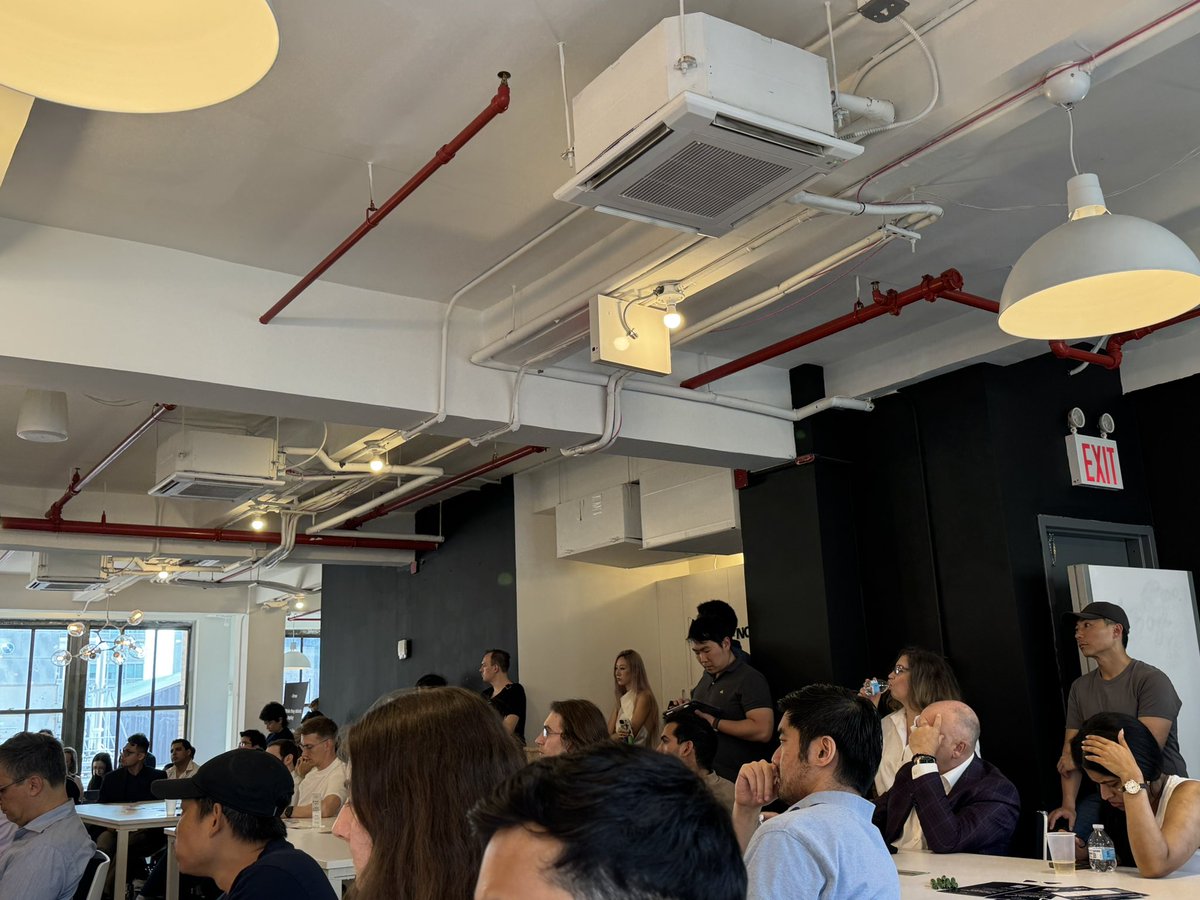 kevinchenNYC's tweet image. Very excited about #AI for trading stocks at the #NYFintechweek #NYTechWeek #NYTech