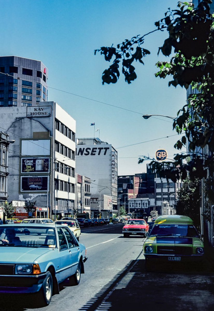 Pro__Thought's tweet image. This one really has me stumped.
Any ideas on the location and year? Do the cars help at all?