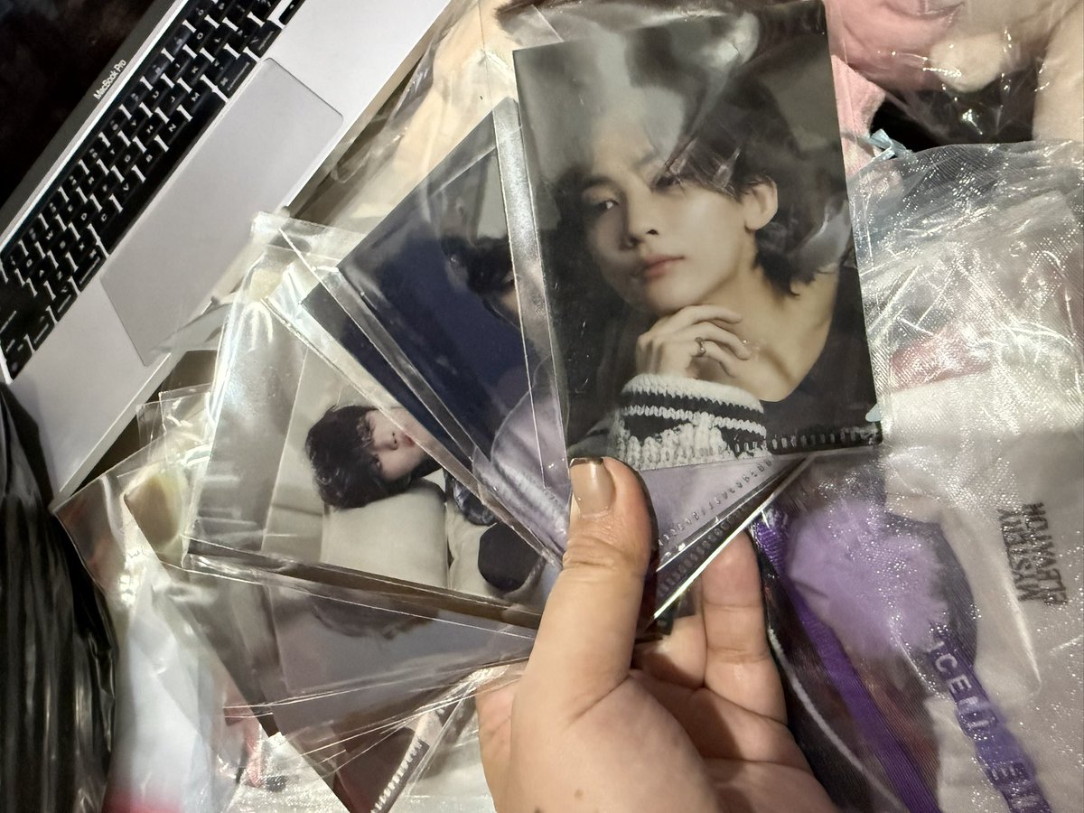 junhee_online's tweet photo. Also, all purchases of our on hand dolls will have these as freebies— you can request 1-2 members depends on its availability ^^ 

These are official FML freebies/inclusions—  I have official photo cards as well 

#JunheeOnlineOnhand https://t.co/cfcXpxbvgb