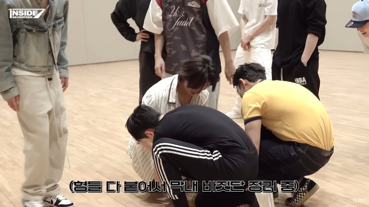 이디노 암만 의젓하고 다 컸고 애기 아니고 어른이고하면 뭐하냐 넘어지면 양발에 형들 한명씩 매달려서 바짓단 접어준다 (ㅠㅠㅠㅠㅠㅠㅠㅠㅠㅠㅠㅠㅠㅠㅠㅠㅠㅠㅠㅠㅠ)