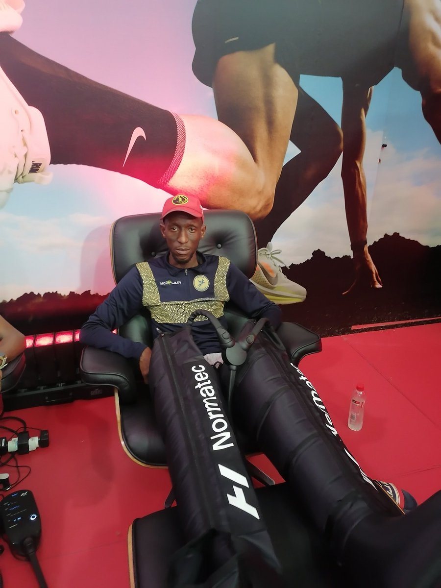 crazyhwi's tweet photo. Foot massage
#RunningWithTumiSole 
#ComradesMarathon2025 https://t.co/2MpceDFVFG