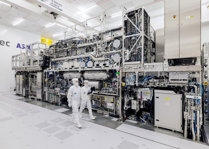 AstroDropEtsy's tweet photo. C’est grâce aux Pays-Bas que nous pouvons utiliser l’IA

Pas les États-Unis, ni la Chine, ni même Nvidia ❌

Une entreprise néerlandaise contrôle les machines qui fabriquent chaque puce d’IA sur Terre

Voici comment cette entreprise a créé un monopole que personne ne peut briser 🧵