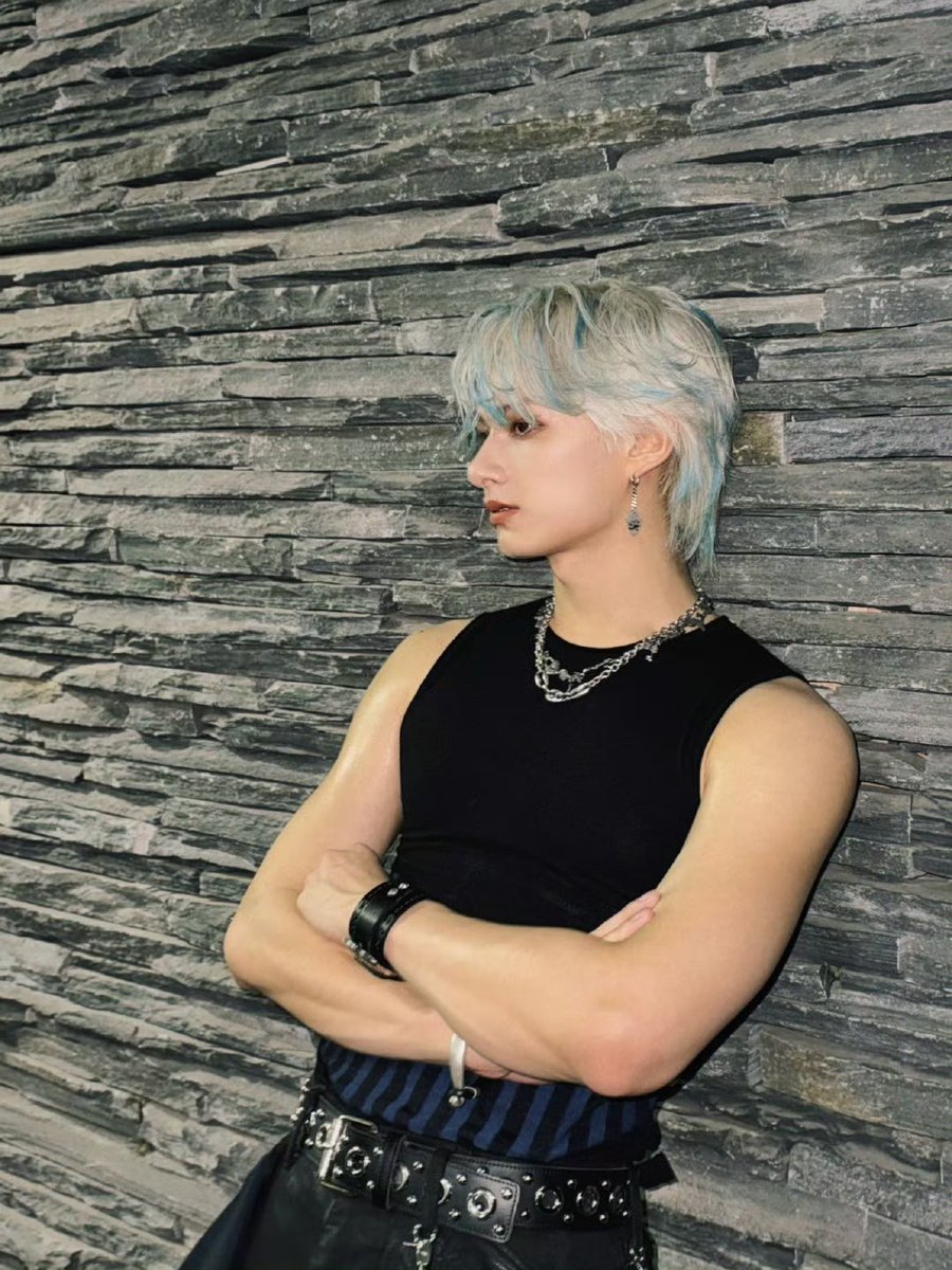 역삼각형 몸매를 보유한 남자의 민소매는 미쳤다