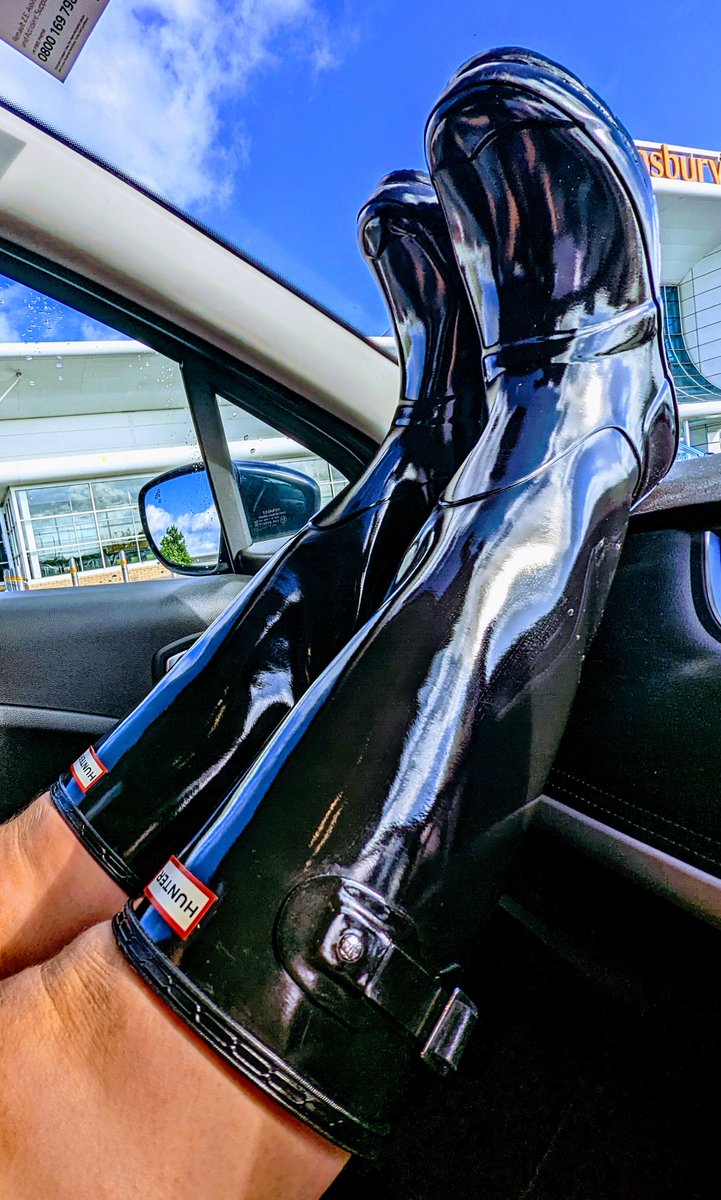 shannonhuxley_x's tweet photo. Obsessed with Rubber boots as much as me? Doubt it... >> https://t.co/gOPdaracGK https://t.co/rby0WZP5tp