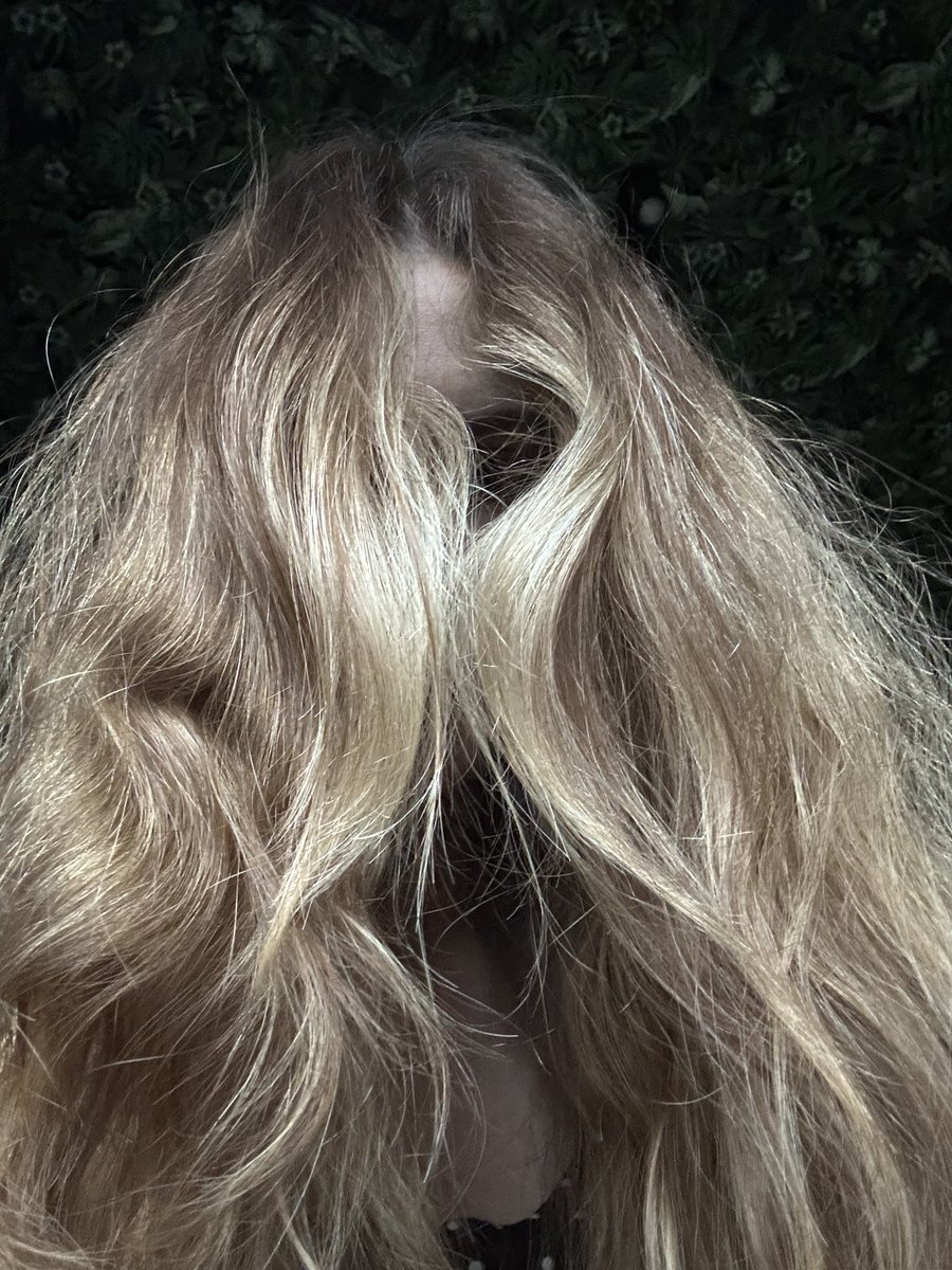 patrzę na was z góry 
(tak, mam tapetę na suficie)