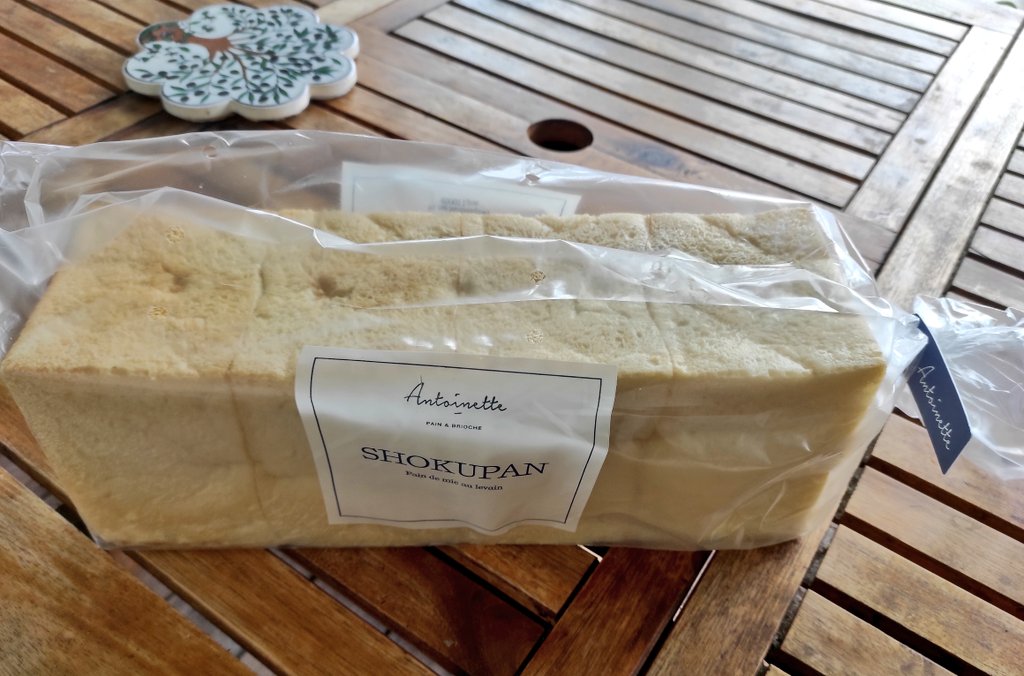 どれくらいフランスの日本化が進んでいるかというと、パン屋で食パンがShokupanって名前で売ってるくらい🍞