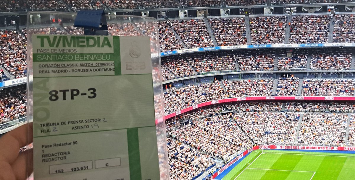 VP_Deportivo's tweet photo. Nuestra compañera @odettegonzalezV  cubrió desde el Bernabéu el #CorazónClassicMatch, que terminó 3-3 entre Real Madrid Leyendas y el Dortmund Leyendas. Goles de Baptista, Kroos y Raúl, ovacionados, y de Bender, Barrios y Amoroso. ¡Una fiesta de fútbol y memoria! ⚽🏟️ https://t.co/pSECVV9Bri