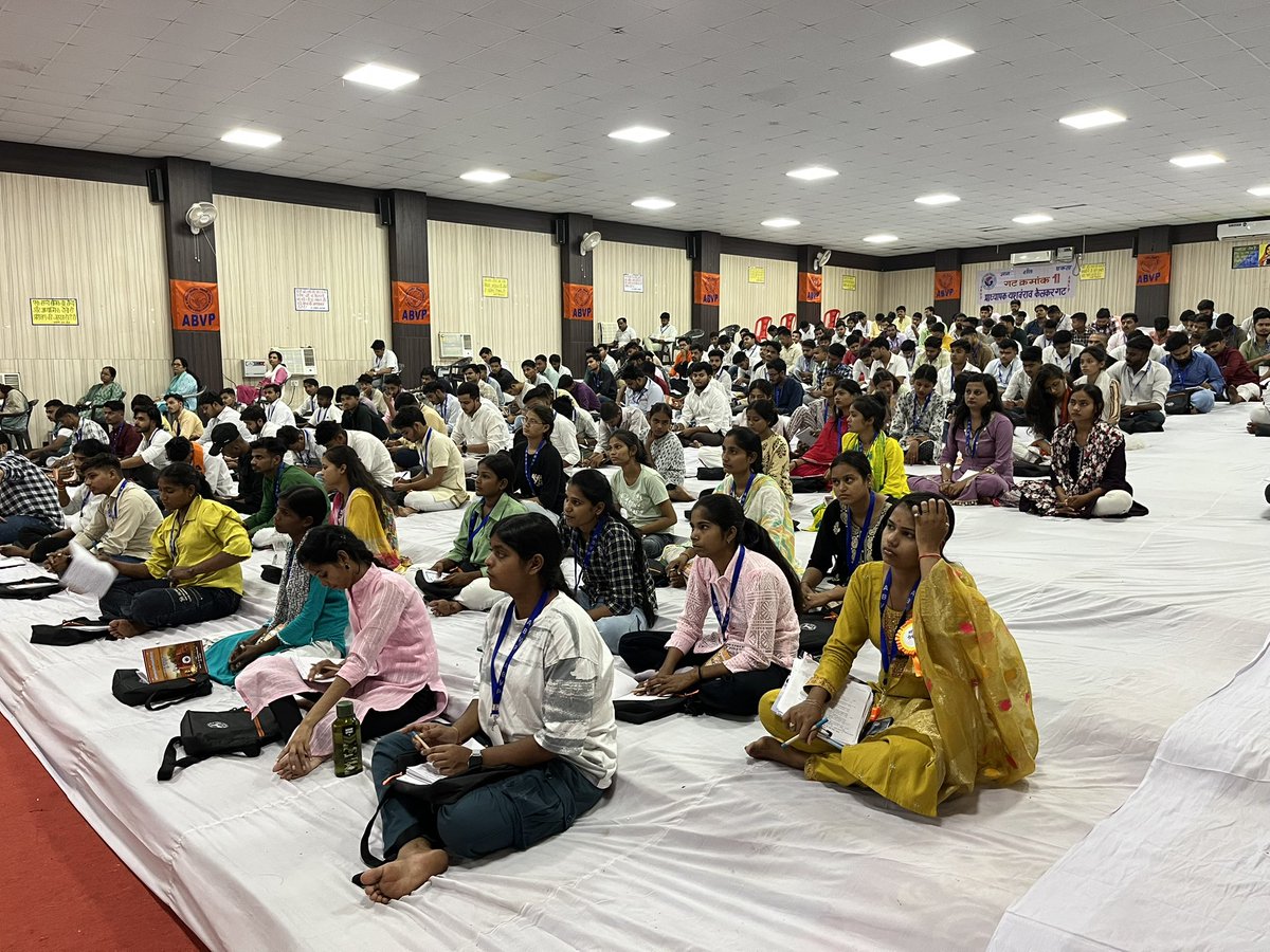 abvpforkanpur's tweet photo. आखिल भारतीय विद्यार्थी परिषद प्रांत अभ्यास वर्ग के सत्र क्रमांक 2 सैद्धांतिक भूमिका पर क्षेत्रीय संगठन मंत्री श्री घनश्याम शाही जी का कार्यकर्ताओं को मार्गदर्शन प्राप्त हुआ। https://t.co/vdhgKCc8KO