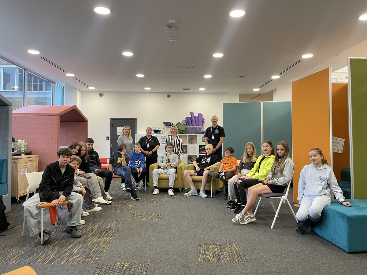 Community Liaison Officers PC CLEE and PC CUNNINGHAM visited a group of teenagers originally from Ukraine today. This group is attended every two weeks through Sutton Volunteer Centre. Officers spoke about personal safety, social media, knife crime and drug awareness
#MPSSutton