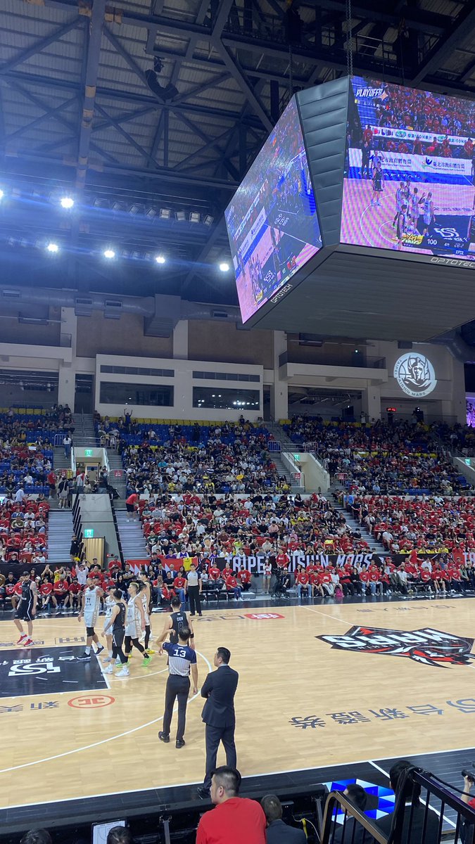 謝謝之前等上班路認識的漂亮姐姐給的免費票才能讓我免費進場看球嗯嗯嗯 但本來想跟球員要球衣的 結果沒要到==