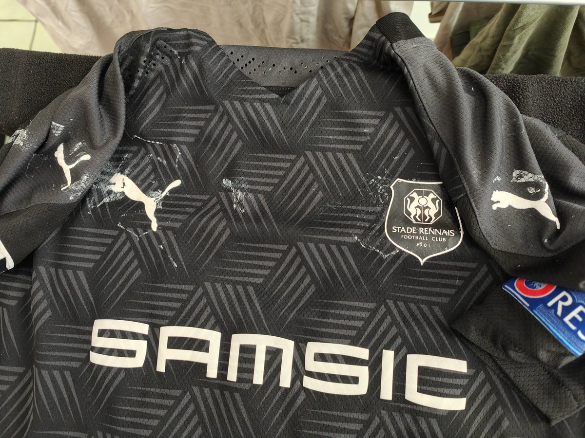 plequellec's tweet photo. @pumafootball @staderennais C'est quoi ce bordel avec vos flocages ? On paye 90€ des maillots qui tiennent pas le lavage à froid? Je l'ai très peu porté et très peu laver pour pas l'abîmer. Je l'ai lavé une nouvelle fois à froid ce matin et j'ai ça. Vous floquez en chewing-gum? https://t.co/XYghCSwa6I