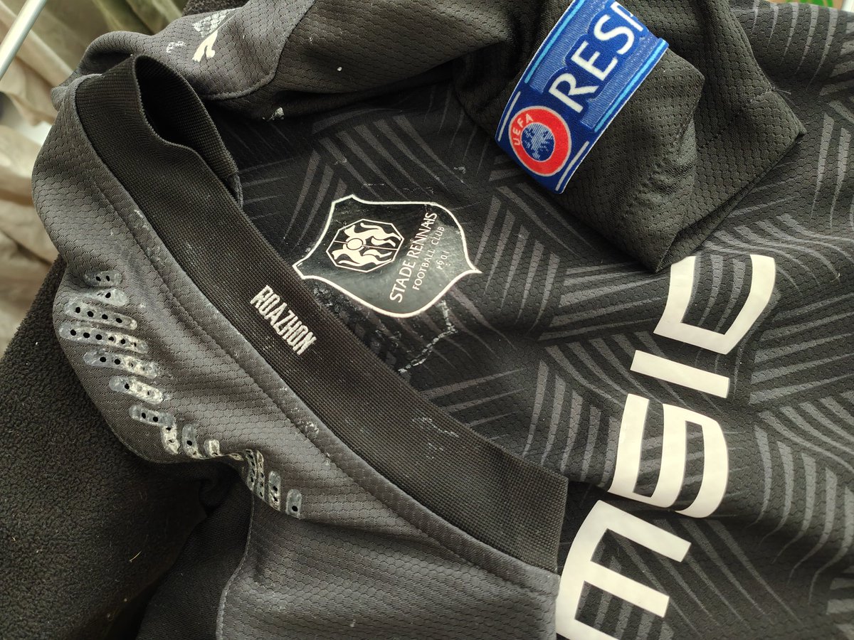 plequellec's tweet photo. @pumafootball @staderennais C'est quoi ce bordel avec vos flocages ? On paye 90€ des maillots qui tiennent pas le lavage à froid? Je l'ai très peu porté et très peu laver pour pas l'abîmer. Je l'ai lavé une nouvelle fois à froid ce matin et j'ai ça. Vous floquez en chewing-gum? https://t.co/XYghCSwa6I