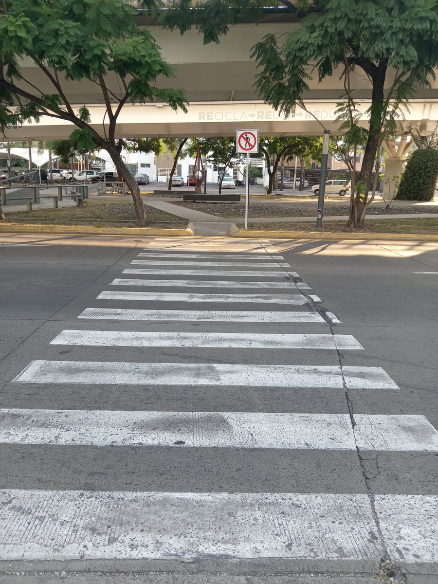 ArturoGarFlo's tweet photo. Abajo del @Puentematuteremus cruzar o no cruzar e ahí el dilema. https://t.co/lZ01fEzLgD