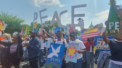 [韩国人李萬熙 和平故事│HWPL 新闻通讯(77)]
5.25纪念仪式，HWPL-世界人民一起高喊"和平"
vo.la/eSsiBgI

#HWPL #和平故事 #李萬熙_代表 #DPCW #和平教育 #manheelee #和平使者 #PEACE_HERO #和平 #和平万国会议 #地球村终止战争和平宣言 #公益活动 #IPYG #世界和平宣言