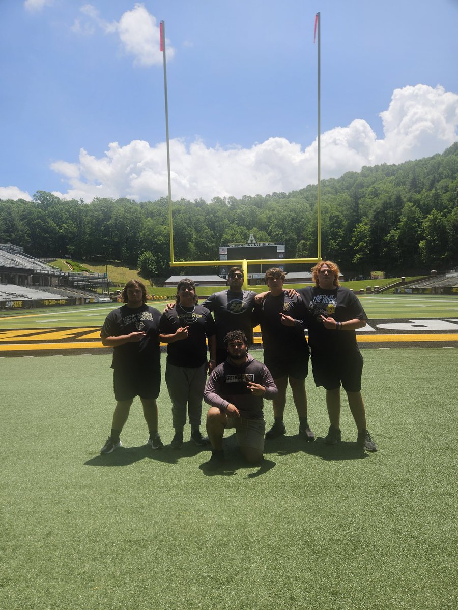 We greatly appreciate <a href="/Dowell_Loggains/">Dowell Loggains</a> for allowing <a href="/ERHSFB/">East Ridge Knights Football ⚔️🛡🗡</a> to tour the facilities <a href="/AppState_FB/">App State Football</a>🙏🏾‼️ A huge thank you to our host, my son <a href="/hawkseighteen/">Nick C</a> for showing us around💪🏾 <a href="/AppState_FB/">App State Football</a> <a href="/donnieburchfiel/">Coach Burchfield</a>