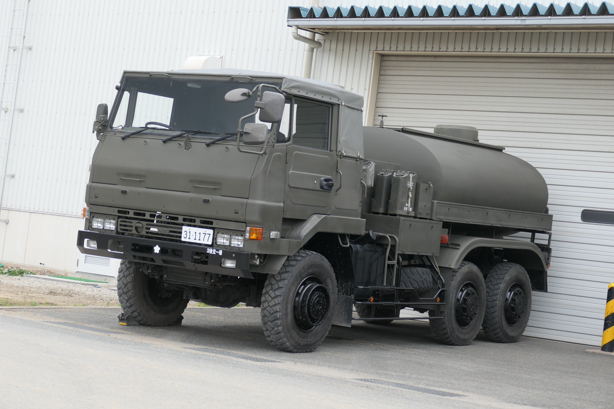 〈未開封〉右向け左!2自衛隊へ行こう 右向け左！ 自衛隊へ行こう DVD中古です
