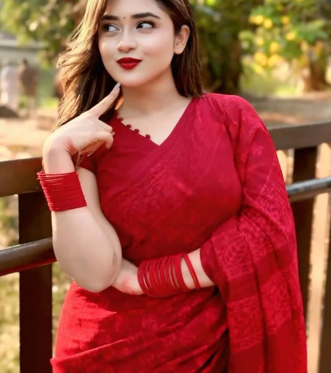 मुझे मेरे दर्द और दवा दोनों से
    इश्क है, 
क्या करे कंबखत दोनों की वजह 
     भी 
एक है.....!!!