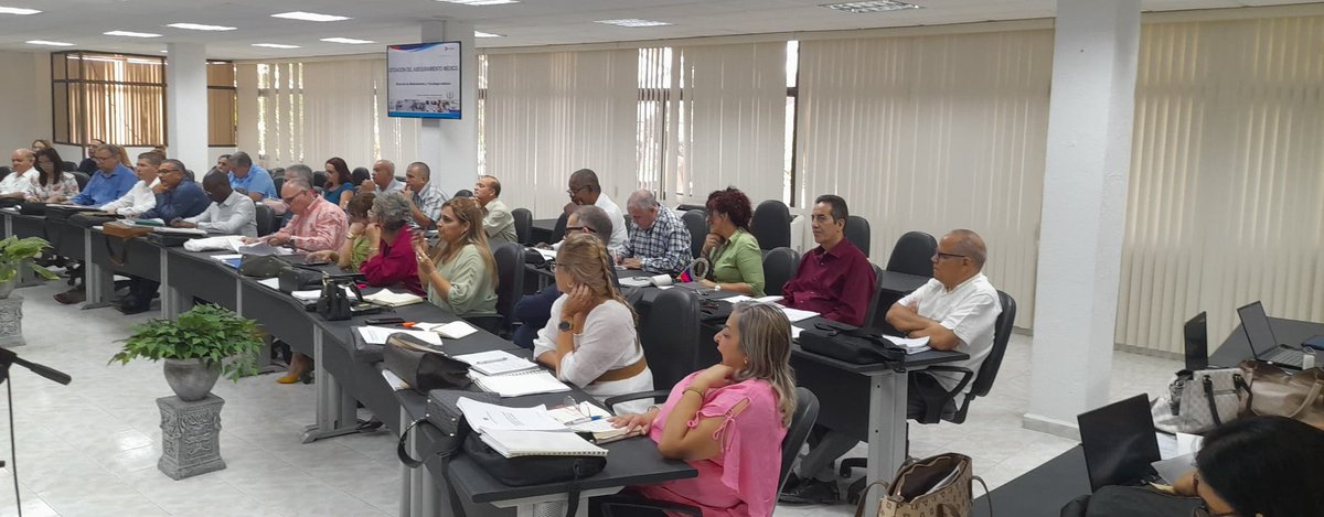 ⚕En el encuentro donde participa Oscar Treto Cárdenas, funcionario del CCPCC analizan cumplimiento:
🌿Plan de producción de productos naturales y de los indicadores asistenciales del uso de la medicina natural y tradicional.
🇨🇺Cuba prioriza el desarrollo de este programa.