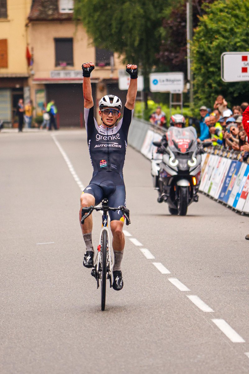 🏆 Victoire d’Anatol Friedl (Team Grenke – Auto Eder) !

Le trio de tête s’est départagé dans un final sinueux.
🇦🇹 L’Autrichien devance Johan Blanc (Occitanie) et son coéquipier, échappé matinale, Gustavo Capelo (Team Grenke – Auto Eder) ! 🔥

📸 Melchior Philip

#CDA