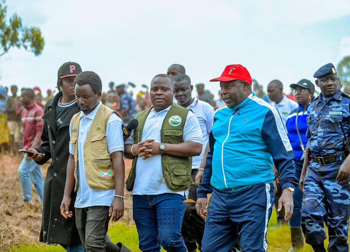 KwaNtare's tweet photo. Mu ntumbero yo gutera intege urwaruka,Umukuru w’Igihugu c'U #Burundi Nyen. @GeneralNeva yishikiye Ivyanda @BururiProvince m'umurima w'ibiraya upima hegitari 5 wa Fleury Minana batazira Mutima aho basoromye itoni 6 z'ibiraya, uwo mukinyi w'utugenegene ngo yiteze T.60 mu misi iza https://t.co/IuM51sYFX5