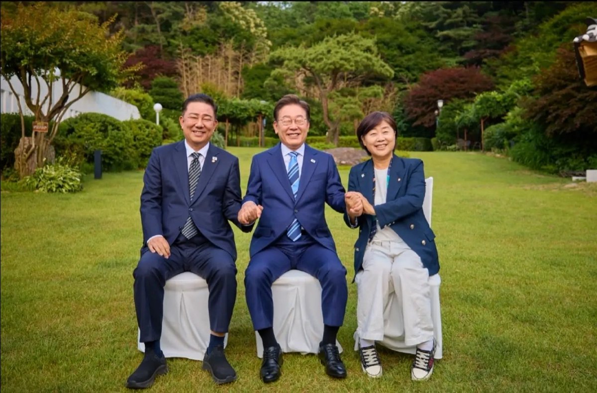 오늘 이재명 대통령님께서 1기, 2기 지도부를 관저로 초대해 주셨습니다.

[단독] 이재명 대통령, 여권 지도부 만찬서 "하루가 급해… 국민 통합 위해 일해야"
n.news.naver.com/mnews/article/…