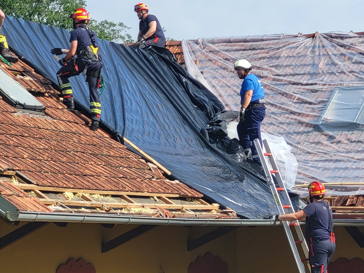 Daleč stran iz Ljubljane na Goričkem v občini #GornjiPetrovci sva si poslanca <a href="/PS_SDS/">Poslanska skupina SDS</a>  ogledala katastrofo po neurju s točo.
Ministrov <a href="/vladaRS/">Vlada Republike Slovenije</a> #RoberGolob ta del #Slovenije, vse do danes - ne zanima!
Bomo se ponovno potrudili v <a href="/strankaSDS/">SDS</a>, da ne ostanejo sami❗️💪🇸🇮