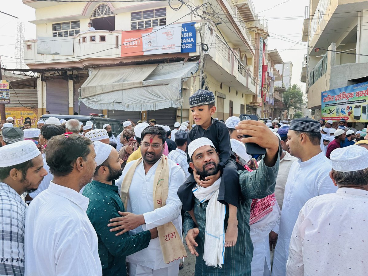 PawanGurjar_'s tweet image. आज ईद के अवसर पर मुस्लिम भाइयों पर पुष्प वर्षा कर एकता  और अमन का संदेश दिया ..
#EidulAdha2025 
#Seculars