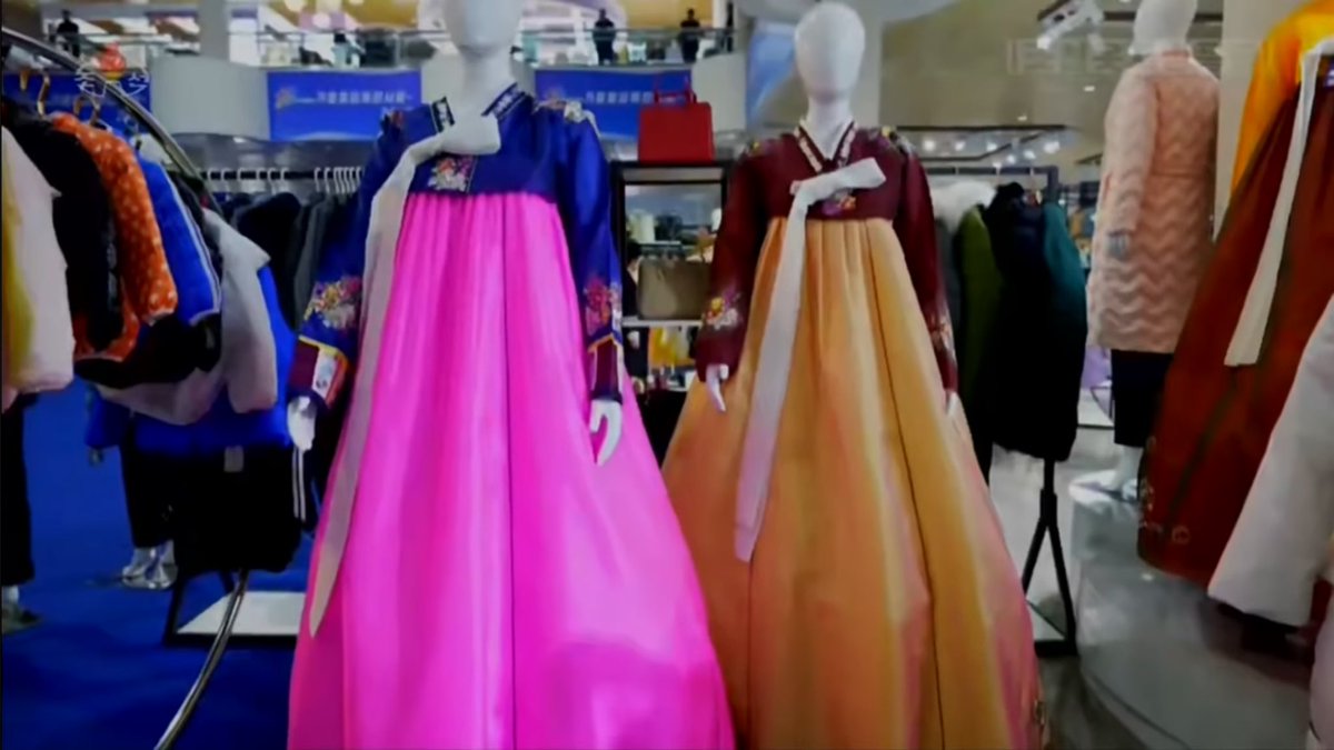 요 몇년동안 북한의 한복 관련 소식이 일절 없다시피 했다가(조선옷전시회 행사도 안하는 거 같았음)
얼마전 조선중앙텔레비전에서 <조선옷차림풍습> 다큐를 새로 내보냄
한복의 우수성을 찬양하면서 세계유네스코유산에까지 등재한다는 내용까지 나오고 있었다.