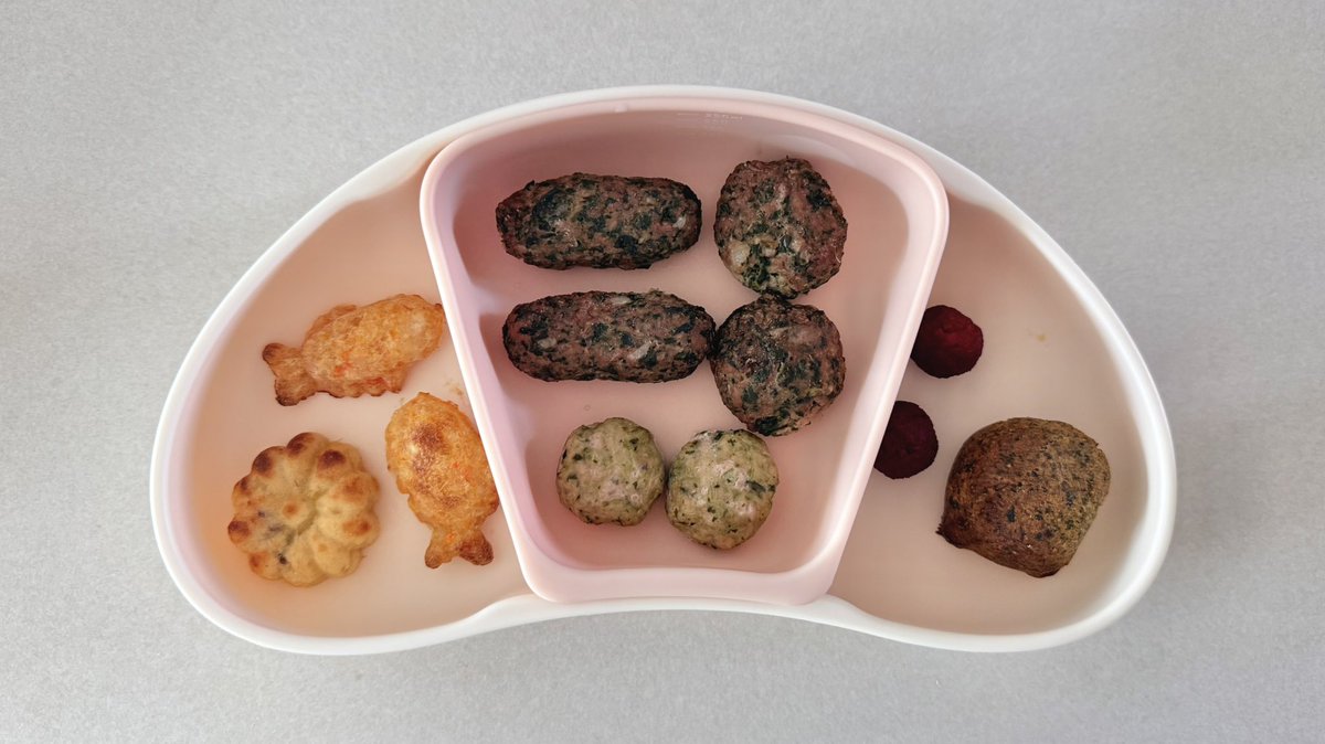 자기주도 이유식과 애개육아. 개들이 이유식을 주워 먹으니 개에게 해로운 마늘과 양파를 점점 못 쓰고 있다.