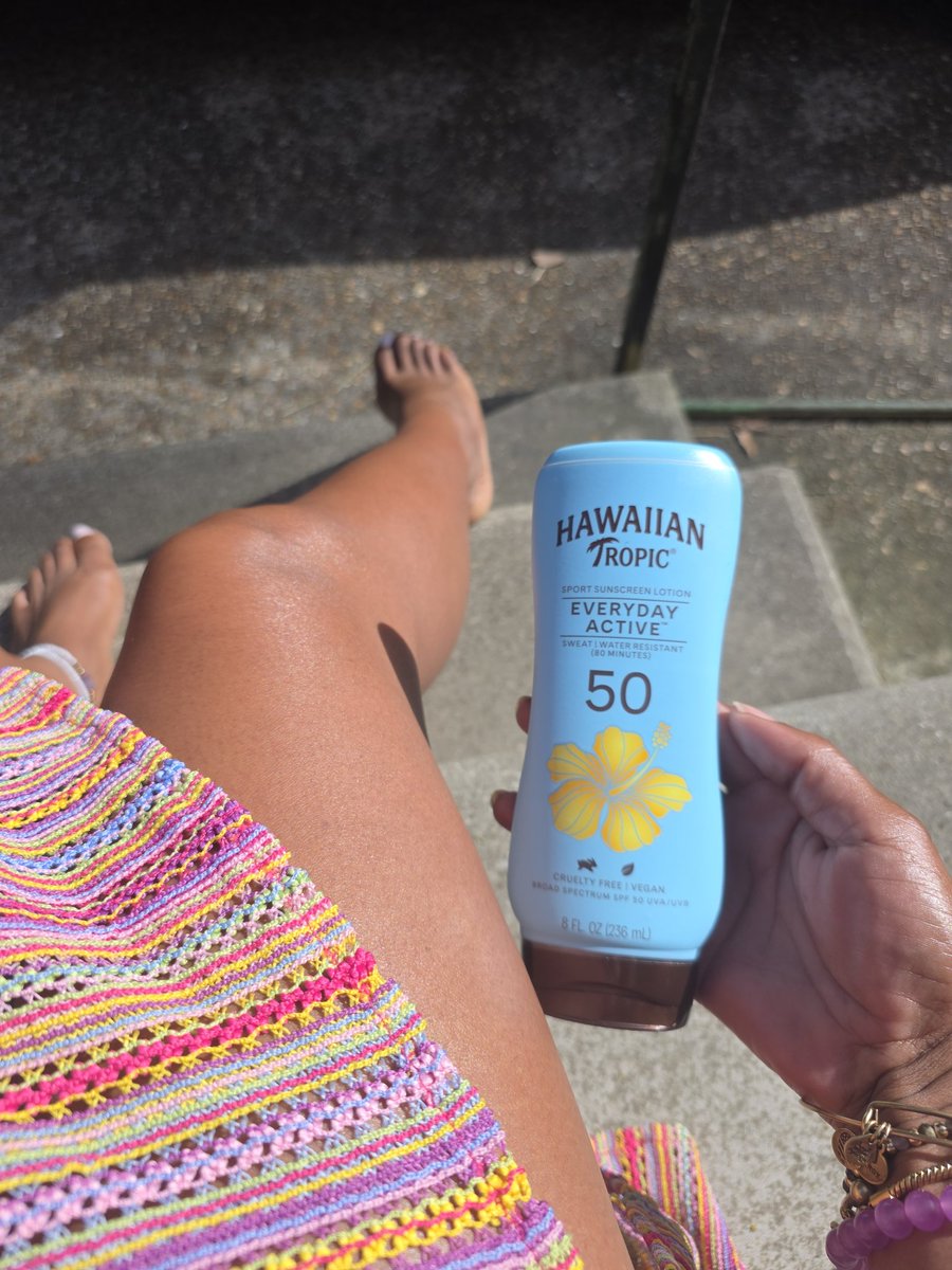 niknup21's tweet image. This should be your everyday lotion during the summer. It makes your skin glow 💜
#YOUREWELCOME