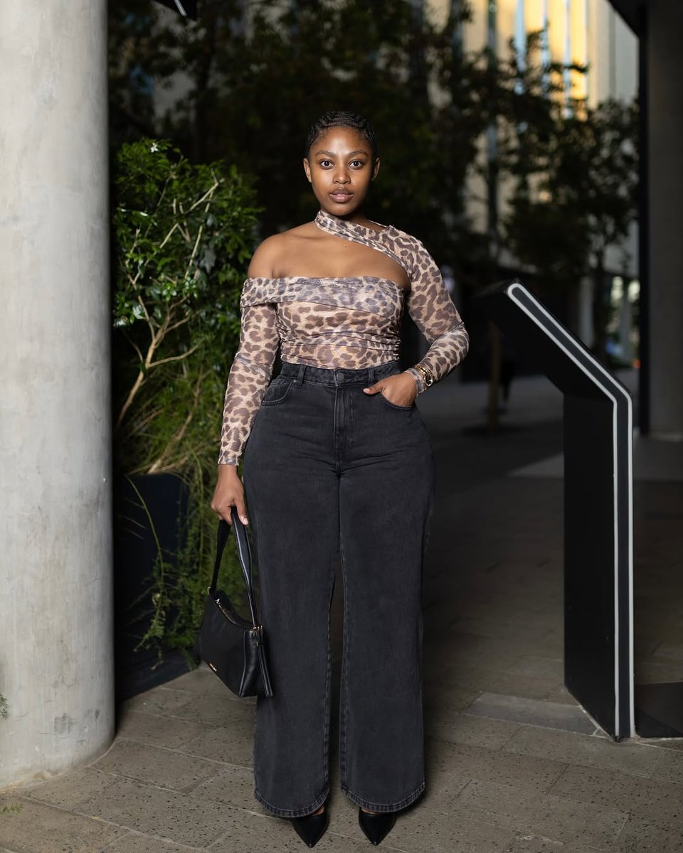 Hot in both fits.🖤