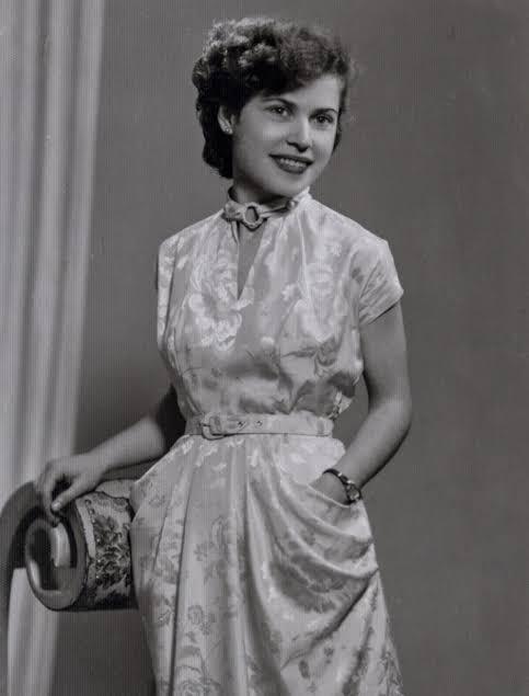 ayaserenat's tweet image. Sezai Karakoç’un,  “Mona Roza” şiirini yazdığı Muazzez Akkaya hayatını kaybetti.