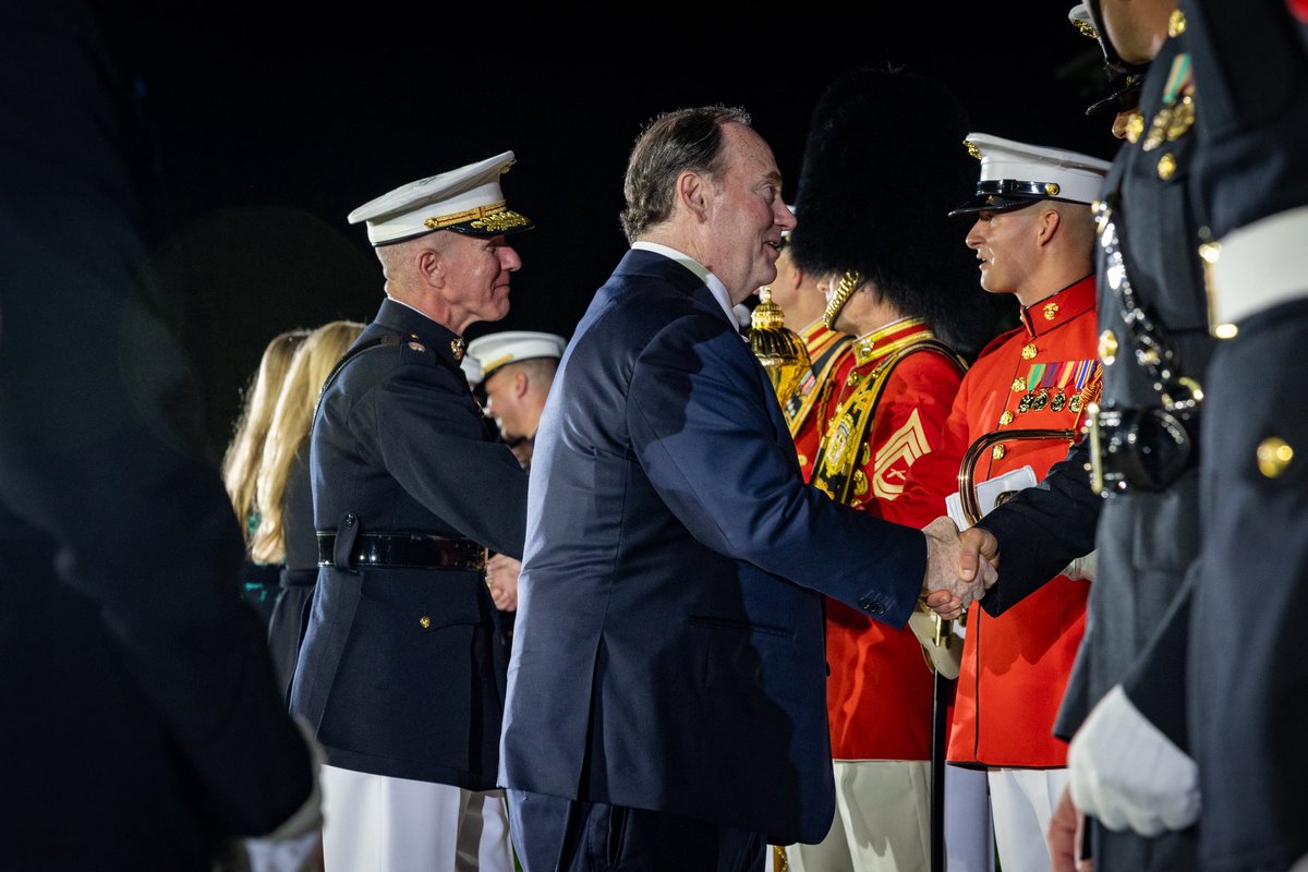 CMC_MarineCorps's tweet image. Last night, @USMC & I proudly hosted the 79th @SECNAV, Hon. John Phelan, for a Friday Evening Parade @MBWDC. Thank you for your advocacy on behalf of our Marines, our Corps, & our Amphibious Warfare Ships, supporting our obligation as the Nation’s premier crisis response force.