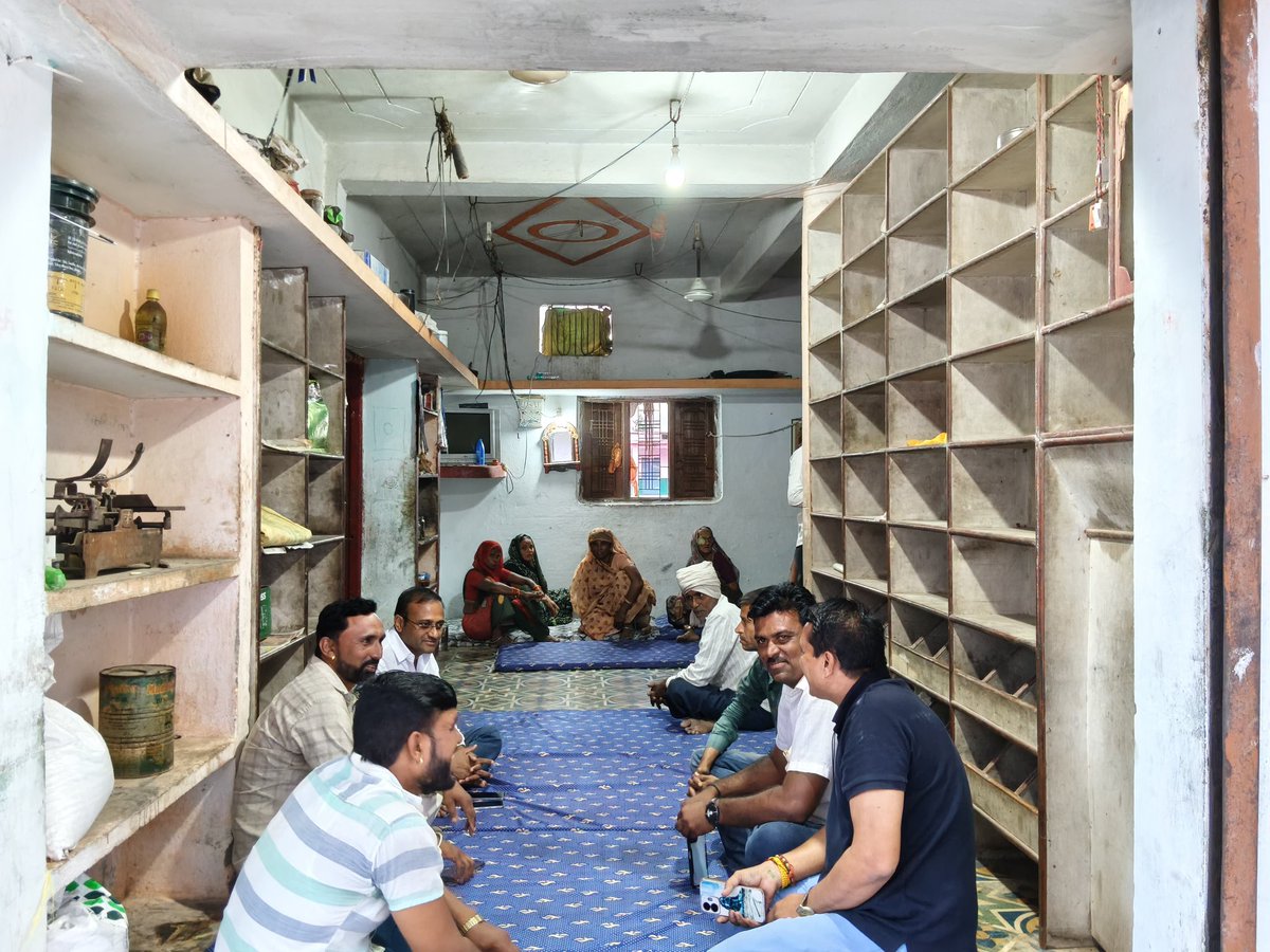 आज ग्राम कानापुर में लक्ष्मण जी राठौड़ के पुज्य पिता जी स्व.श्री घनश्याम जी राठौड़ एवं अभिषेक जी जादम के पुज्य पिता जी स्व.श्री किशोर जी जादम के निधन पर उनके निवास पर पहुंचकर शोक संवेदना व्यक्त की।।