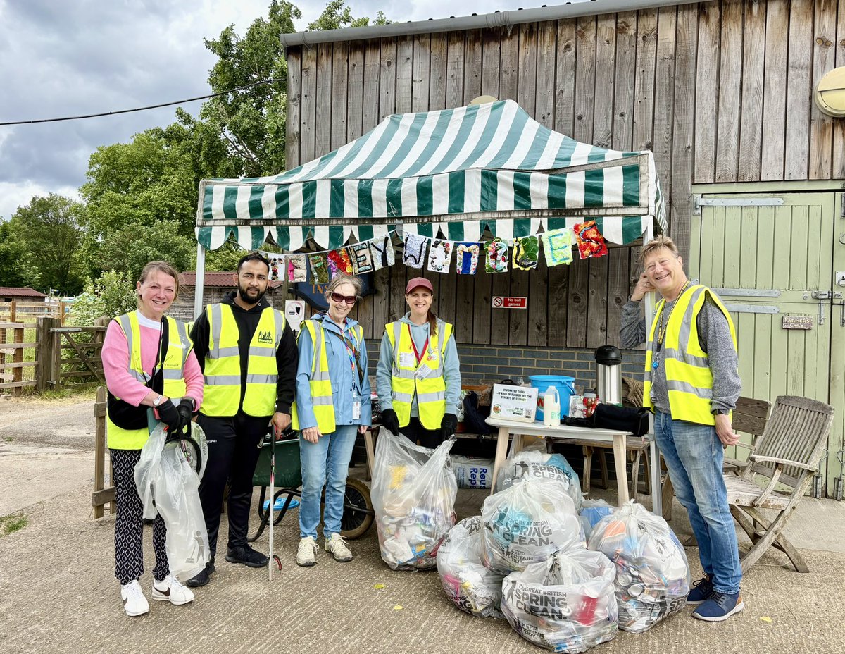 MuhiMikdad's tweet photo. A huge thank you to everyone who joined us today for the Monthly Litter Pick at Stepney City Farm.Together we cleaned up local streets and nearby parks and what a difference we made. See you all at the next one #TowerHamlets #StepneyGreen #LitterPick #CommunityCleanUp https://t.co/YcFFjwztgJ