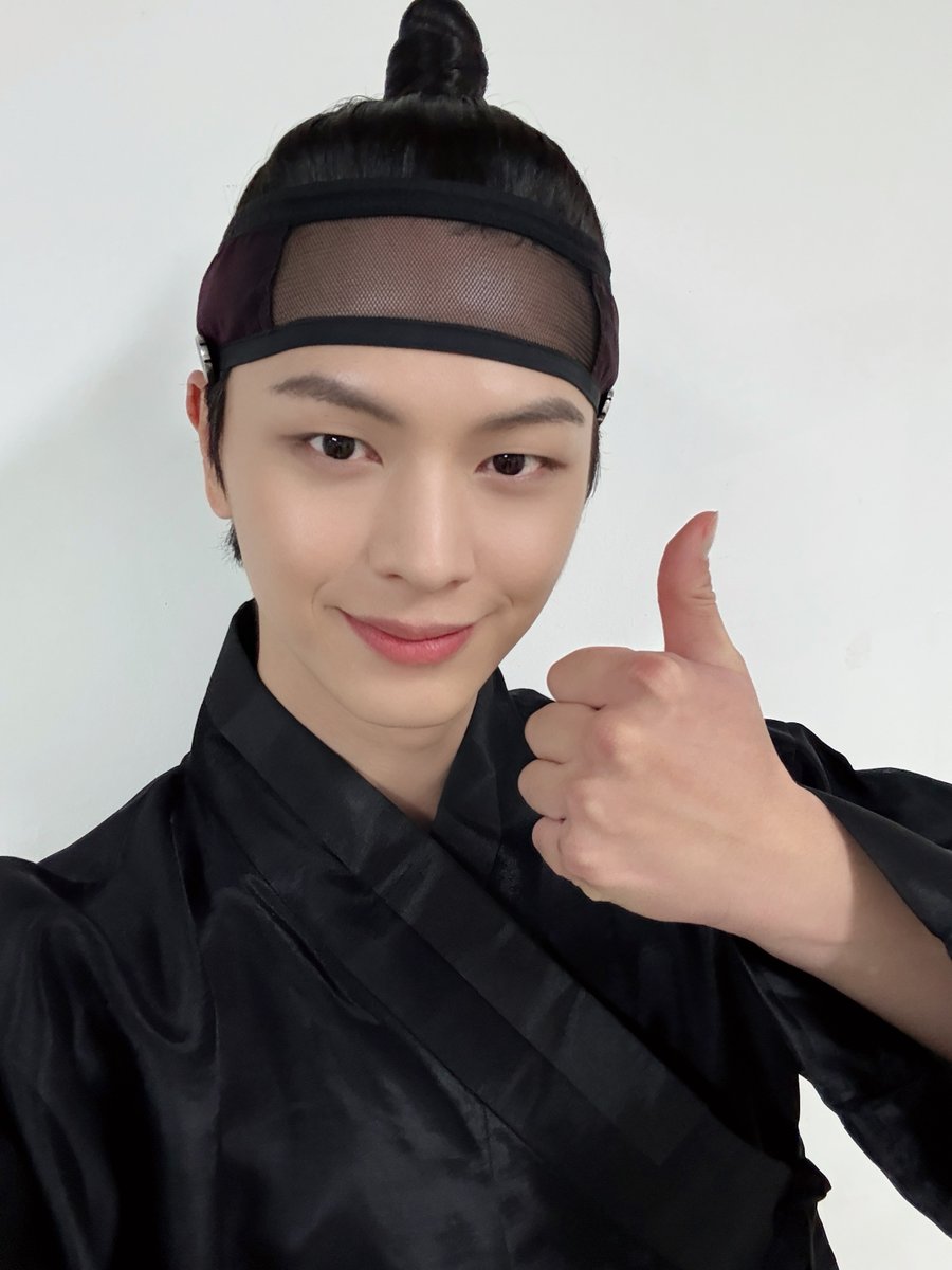 YookSJ_official's tweet image. [📸] #YOOKs_moment
#SBS #귀궁 종방 ,,, ᵒ̴̶̷̥́ ‧̫ ᵒ̴̶̷̣̥̀
윤갑이랑 강철이 그리고
1인 2역 기깔나게 소화하느라
성재도 고생했어요 🫳🫳🫳

이제 본업 기깔나게 낋여올게~🩵

#육성재 #YOOKSUNGJAE
#All_About_Blue