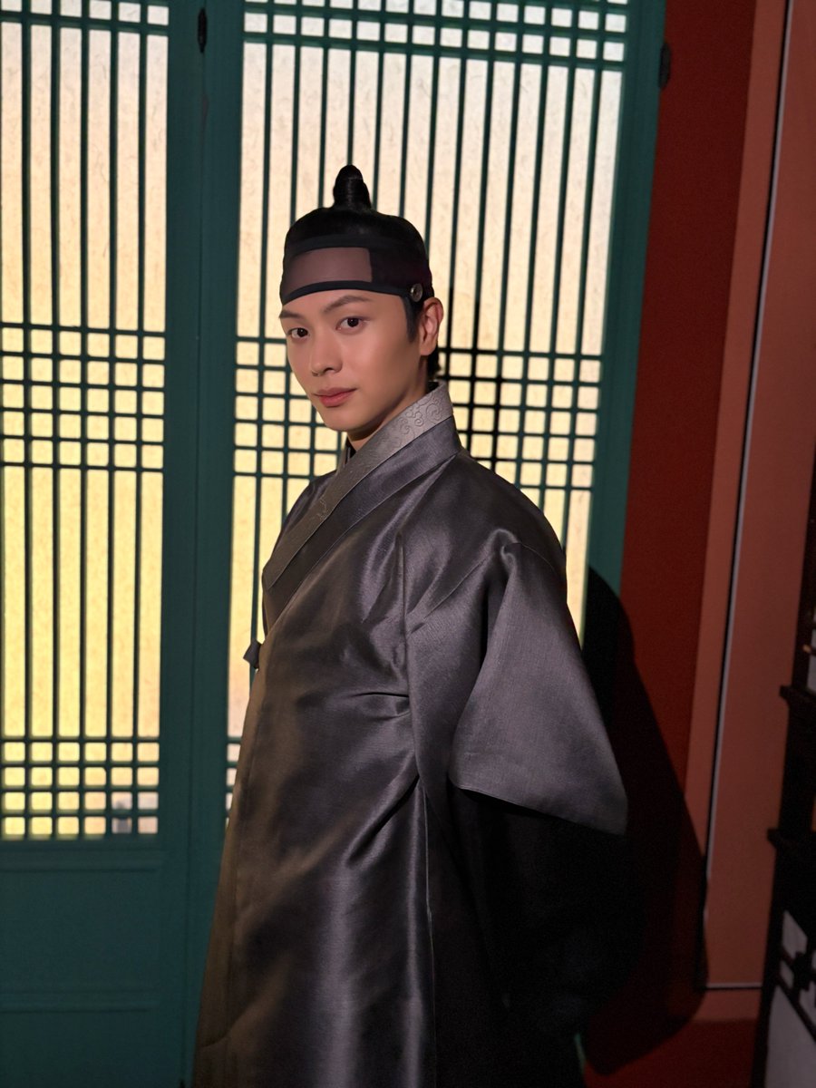 YookSJ_official's tweet image. [📸] #YOOKs_moment
#SBS #귀궁 종방 ,,, ᵒ̴̶̷̥́ ‧̫ ᵒ̴̶̷̣̥̀
윤갑이랑 강철이 그리고
1인 2역 기깔나게 소화하느라
성재도 고생했어요 🫳🫳🫳

이제 본업 기깔나게 낋여올게~🩵

#육성재 #YOOKSUNGJAE
#All_About_Blue