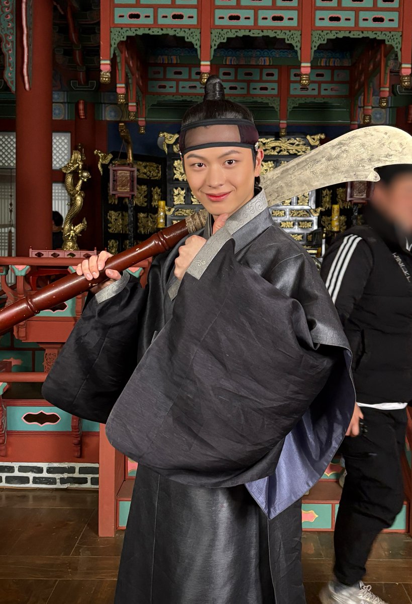 YookSJ_official's tweet image. [📸] #YOOKs_moment
#SBS #귀궁 종방 ,,, ᵒ̴̶̷̥́ ‧̫ ᵒ̴̶̷̣̥̀
윤갑이랑 강철이 그리고
1인 2역 기깔나게 소화하느라
성재도 고생했어요 🫳🫳🫳

이제 본업 기깔나게 낋여올게~🩵

#육성재 #YOOKSUNGJAE
#All_About_Blue