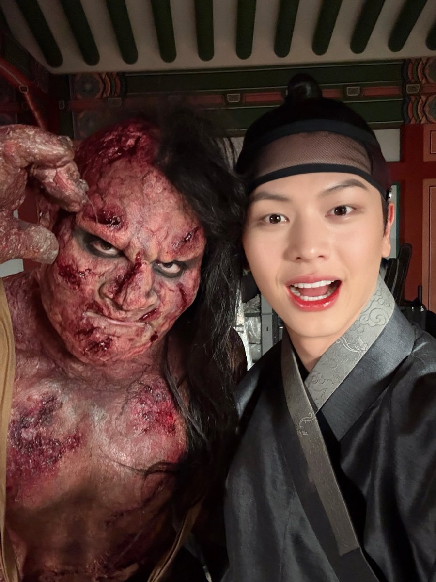 YookSJ_official's tweet image. [📸] #YOOKs_moment
#SBS #귀궁 종방 ,,, ᵒ̴̶̷̥́ ‧̫ ᵒ̴̶̷̣̥̀
윤갑이랑 강철이 그리고
1인 2역 기깔나게 소화하느라
성재도 고생했어요 🫳🫳🫳

이제 본업 기깔나게 낋여올게~🩵

#육성재 #YOOKSUNGJAE
#All_About_Blue