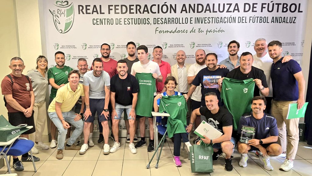 RFAF-CEDIFA (@cedifa) on Twitter photo 📸 Fotón de familia en el cierre de jornada de <a href="/RFAF/">RFAF</a> #DireccionyScoutingDeportivo
⚽ Análisis, lluvia de ideas, captación, valores, estructura, datos y comunicación con <a href="/JuanjoGuerraSD/">Juanjo Guerra</a> y <a href="/JesusBotelloAD/">Jesús Botello</a> en una clase muy participativa con alumnos de TODO el mundo.
#Formadores 📸 Fotón de familia en el cierre de jornada de <a href="/RFAF/">RFAF</a> #DireccionyScoutingDeportivo
⚽ Análisis, lluvia de ideas, captación, valores, estructura, datos y comunicación con <a href="/JuanjoGuerraSD/">Juanjo Guerra</a> y <a href="/JesusBotelloAD/">Jesús Botello</a> en una clase muy participativa con alumnos de TODO el mundo.
#Formadores