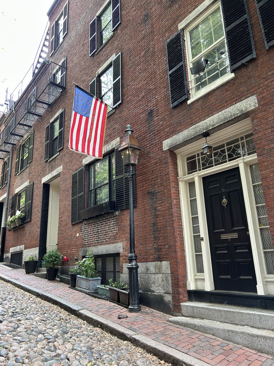 Cet is back in da house 🇺🇸and this time, we’re takin’ things to the next level. Droppin’ a brand new project: “To Love or Not to Love”, a journey through sounds, emotions, and raw truth. From deep vibes to high energy, this one’s for the lovers, the loners, and the in-betweeners.