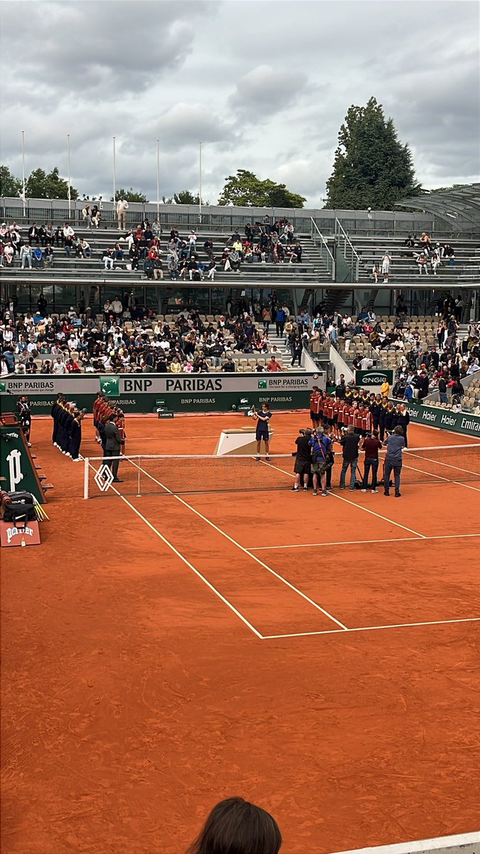 Vielleicht muss man sich doch keine so großen Sorgen um den deutschen Tennis-Nachwuchs machen. Gerade hat Niels McDonald im Juniors Finale von #RolandGarros seinen Kumpel Max Schönhaus geschlagen. Großartige Story, großartige Bühne!!
