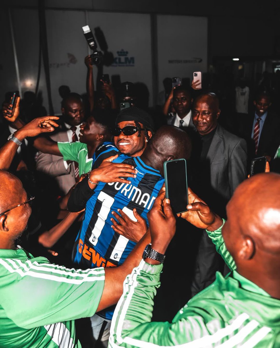bfporg's tweet photo. Ademola Lookman celebrating in Lagos with his African Player Of The Year award ✨ https://t.co/Y5R03ilrdR