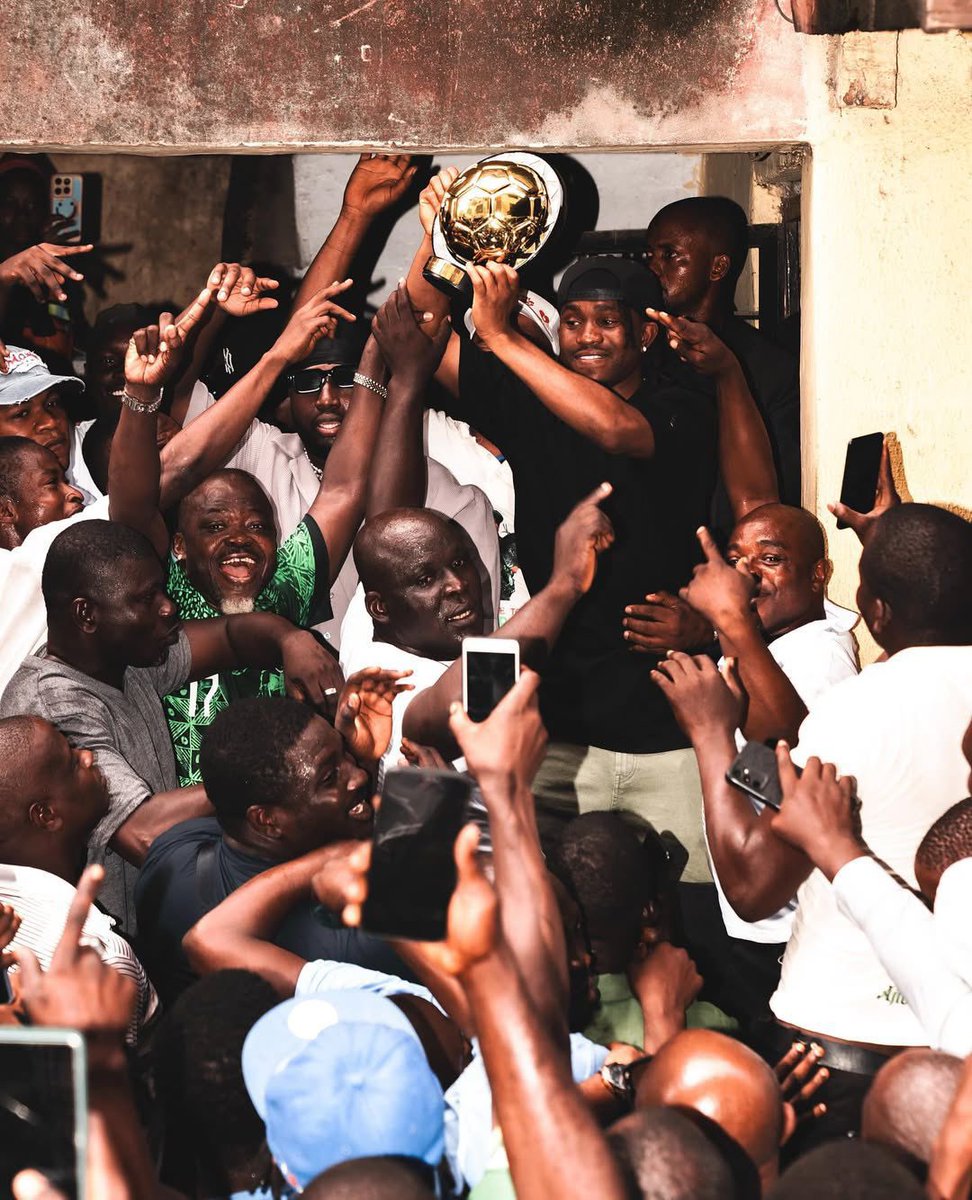 bfporg's tweet photo. Ademola Lookman celebrating in Lagos with his African Player Of The Year award ✨ https://t.co/Y5R03ilrdR