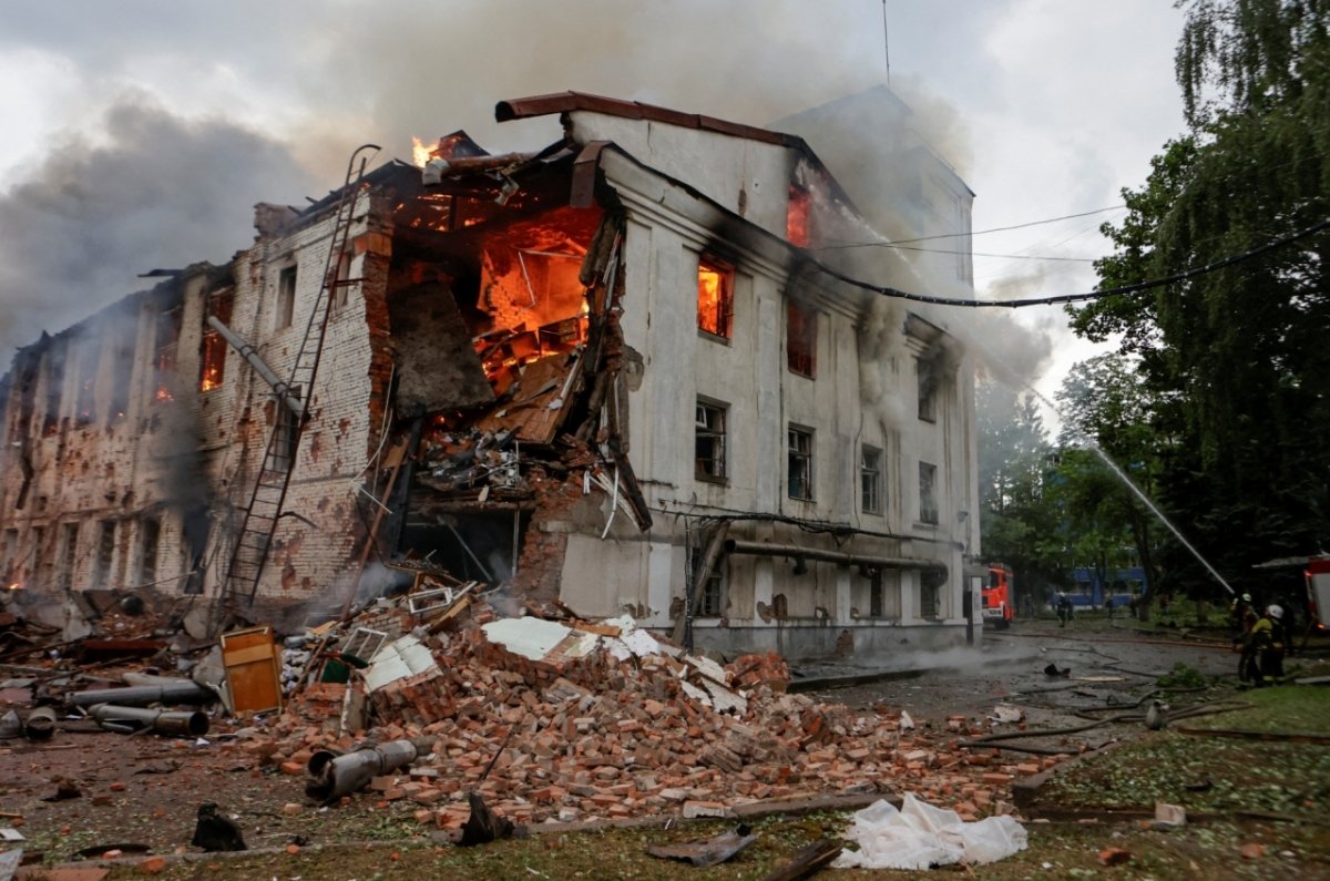 Instead of imposing sanctions on Russia and transferring weapons to Ukraine for defense, Trump is doing everything he can to help Russia and stalling for time.
June 2025. 
Russian terror is still on.
Photo: massive Russian strike on Kharkiv today.