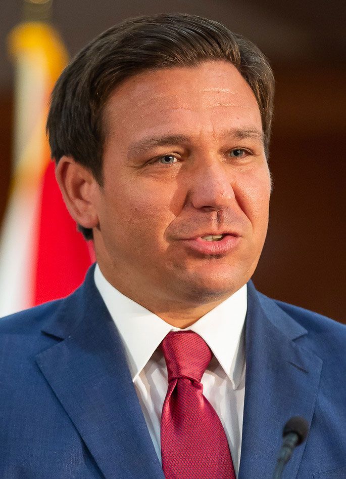 Golden_nuggiez's tweet image. Ron DeSantis was a member of the St. Elmo Society while at Yale.
Elmo's are a chapter of the Delta Phi Society of NYC, which also went by St. Elmo's.
St Elmo is the patron Saint of sailors and the Order of Malta, which is why Delta Phi's insignia is a Maltese Cross.